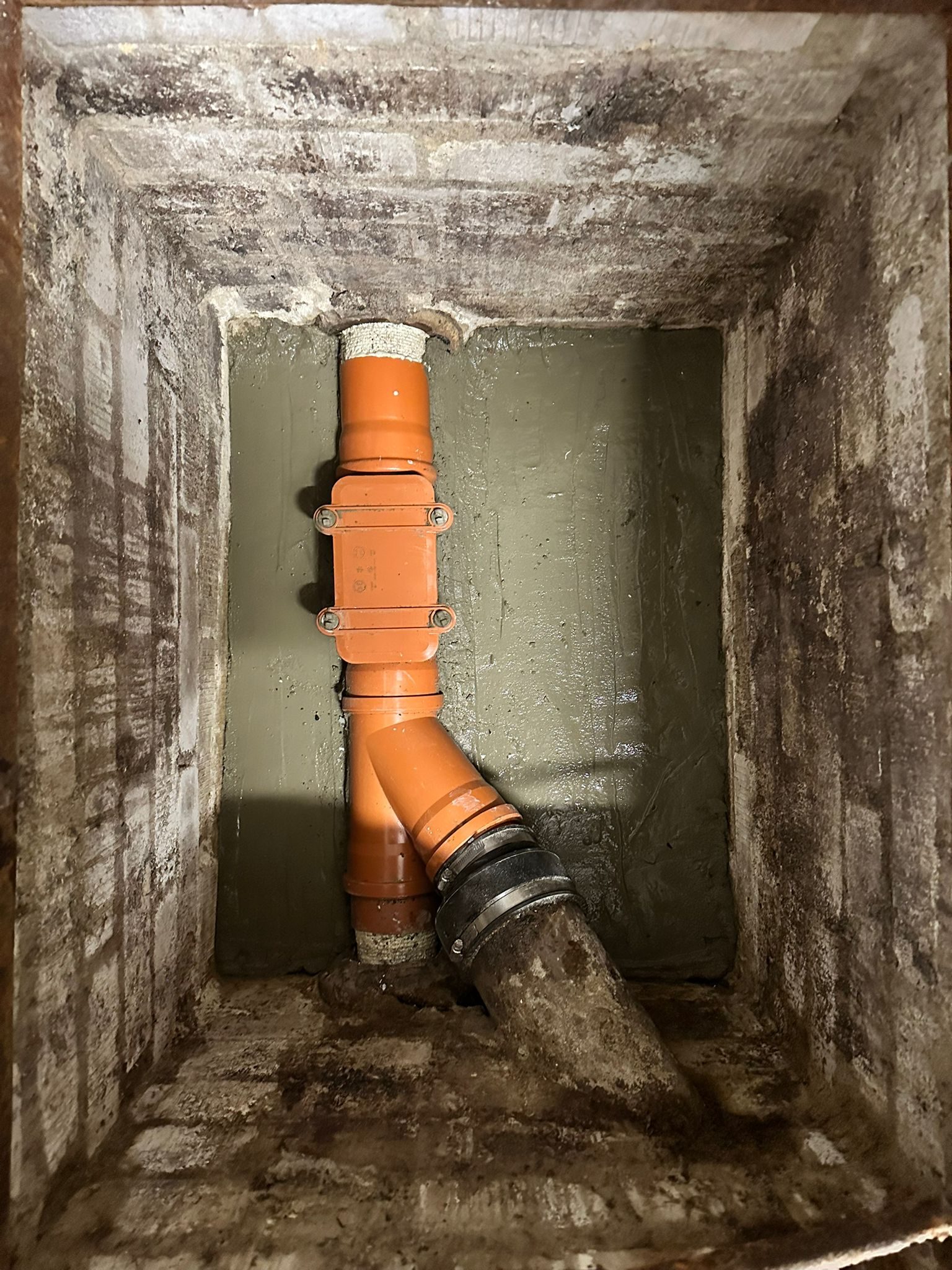 Defekte Leitung im Schacht – vor der Sanierung – cleanFlow Kanalservice Hannover