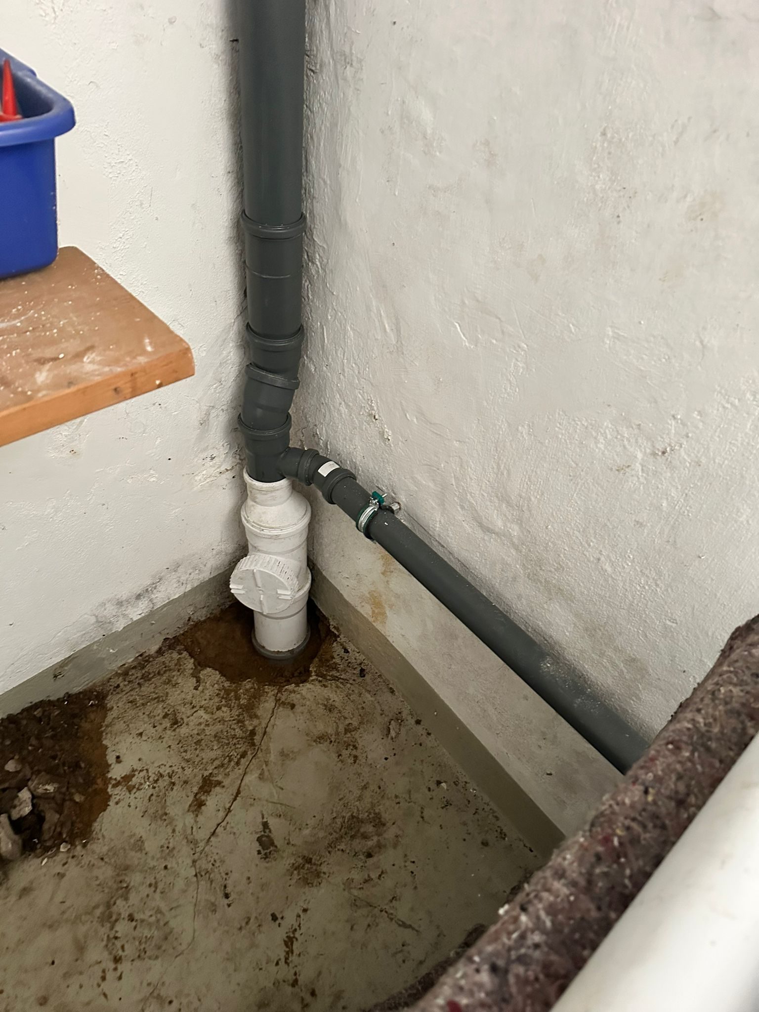 Altes Fallrohr im Keller vor dem Austausch – cleanFlow Kanalservice Hannover