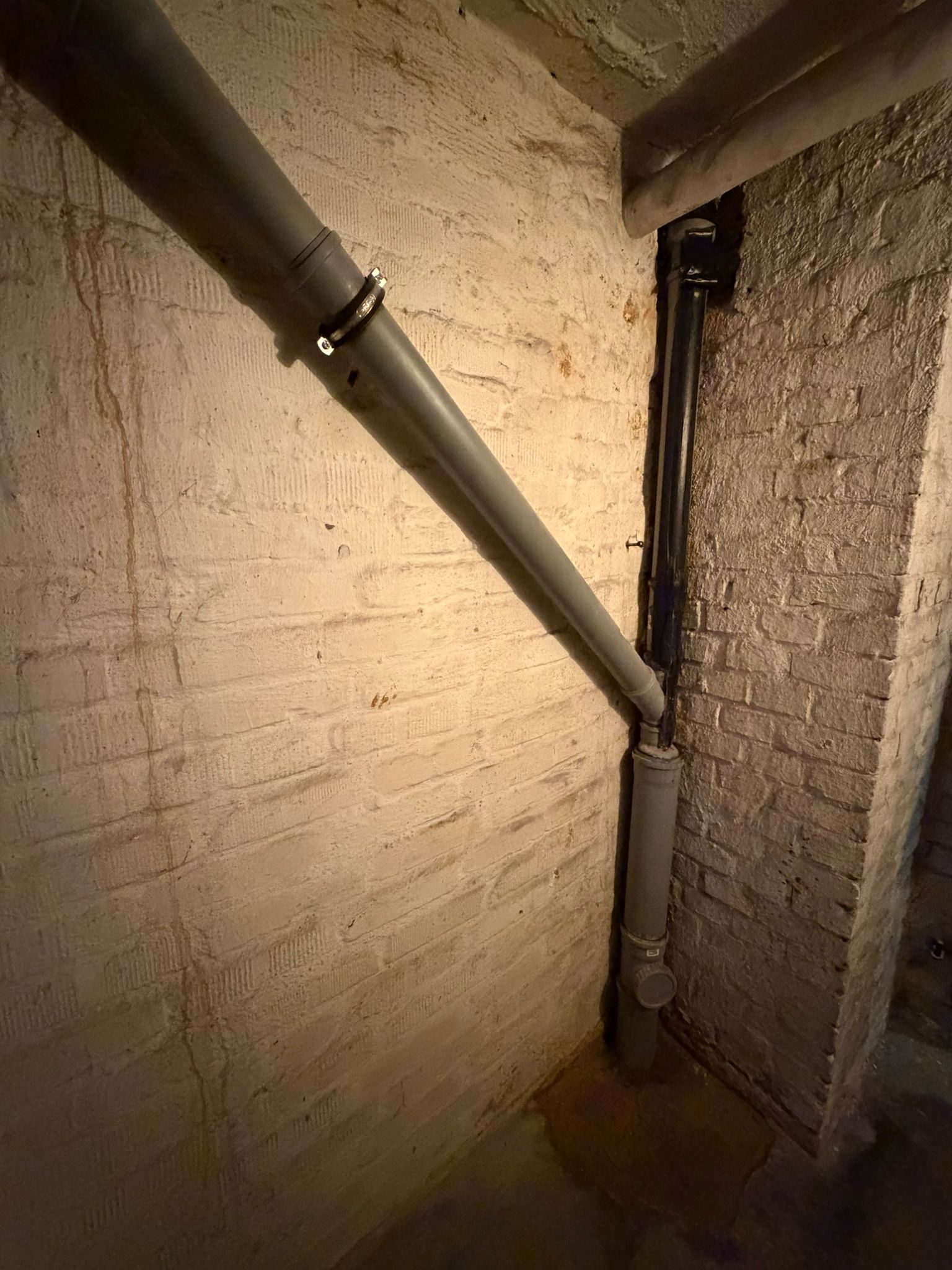 Neu verlegte Abwasserleitung im Keller – cleanFlow Kanalservice Hannover