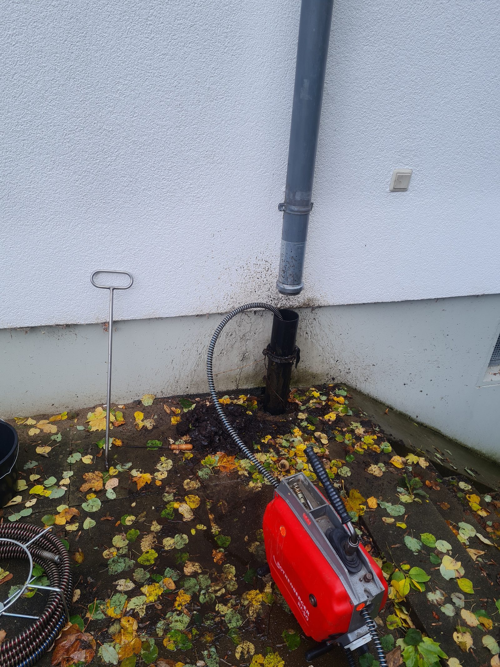 Rohrreinigung mit der Spirale – Einsatz vor Ort – cleanFlow Kanalservice Hannover