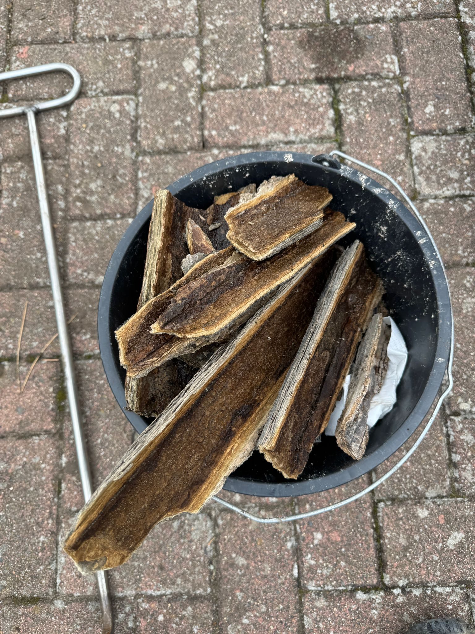 Entnommene Ablagerungen aus einem Rohr – cleanFlow Kanalservice Hannover