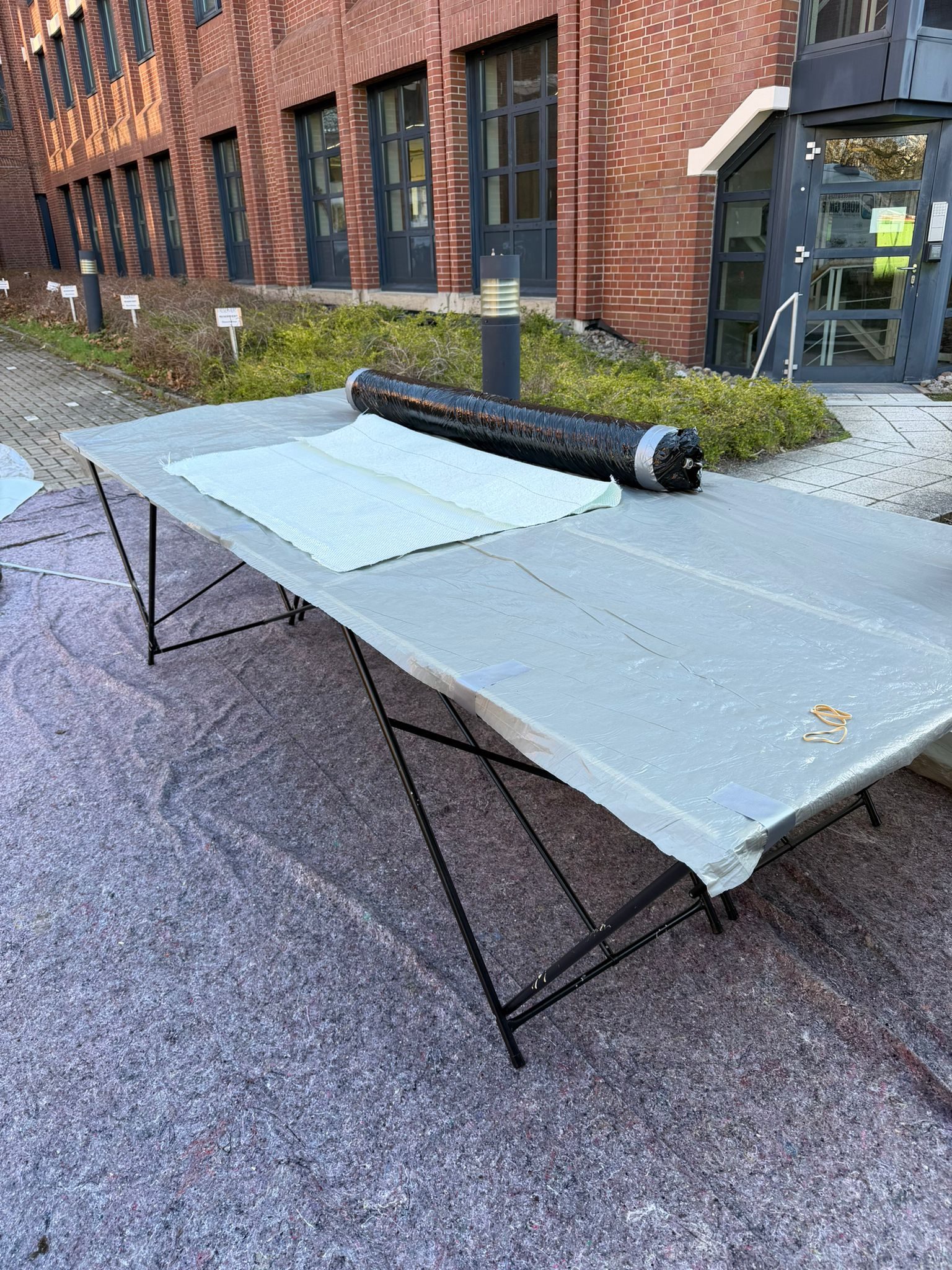 Geöffneter Kanalschacht im Außenbereich – cleanFlow Kanalservice Hannover