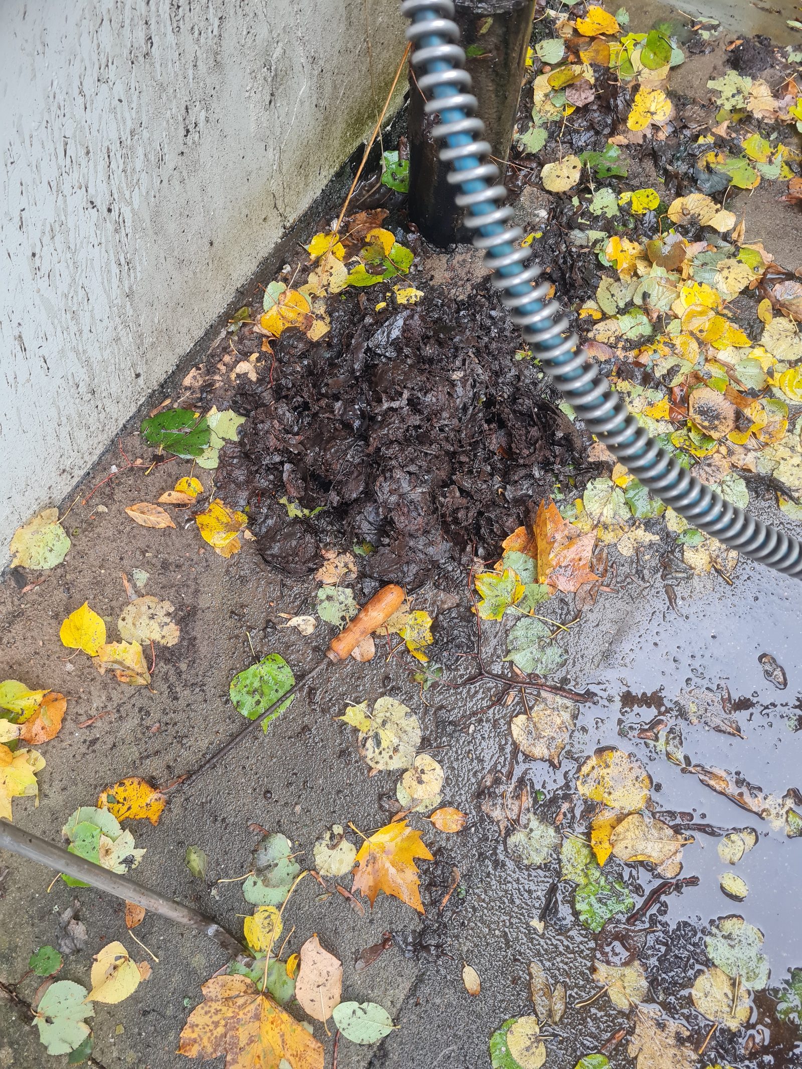 Ausgeräumte Verstopfung am Fallrohr – cleanFlow Kanalservice Hannover